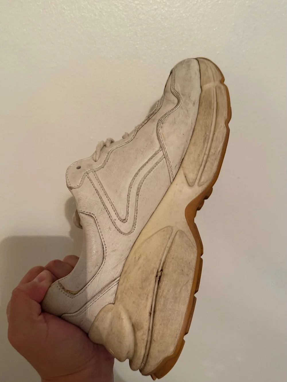 Gucci Off-White Leather Low-Top Sneakers - Fits like a size 8 it’s size 6 1/2